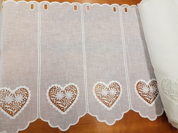 Zavesa 60 cm- rišelje, srca na svetli smetana osnovi