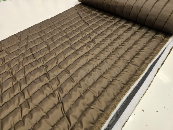 Prešita tkanina,      vatirana,preštepanka -črte v vojaško zeleni barvi *