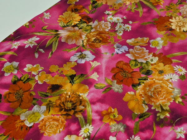 Težji, kompaktni jersey- šopki rož na fuksija osnovi