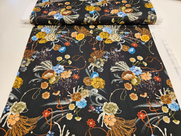 Težji, kompaktni jersey- večje rože na črni osnovi