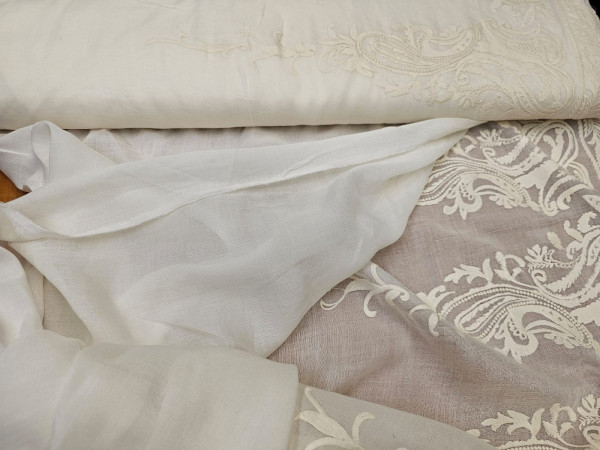 RIŠELJE,vezena bombažna tkanina, batist enoslojen- vezanina na smetana osnovi