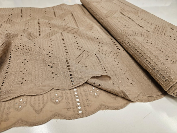 RIŠELJE,vezena bombažna tkanina,vezenina,vzorec, temno bež barve, ZADNJI KOS
