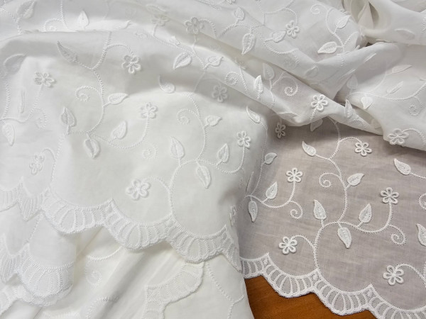 RIŠELJE,vezena bombažna tkanina,vezenina,vzorec- svetlo smetana osnova, off white