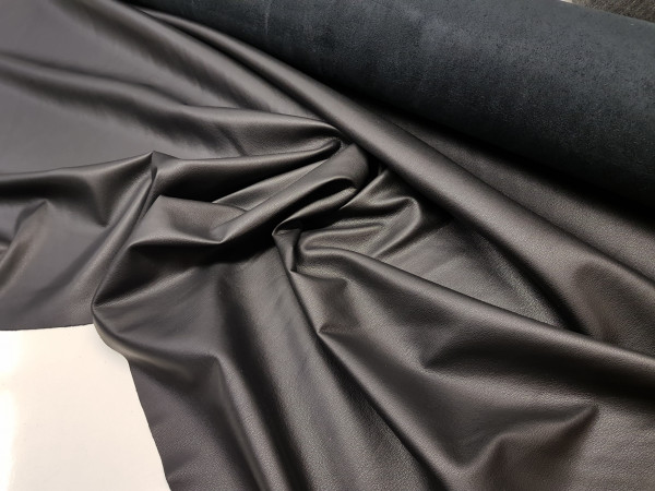 OBLAČILNO Umetno usnje v črni barvi