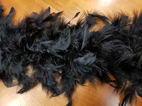 Boa perje v traku-črna