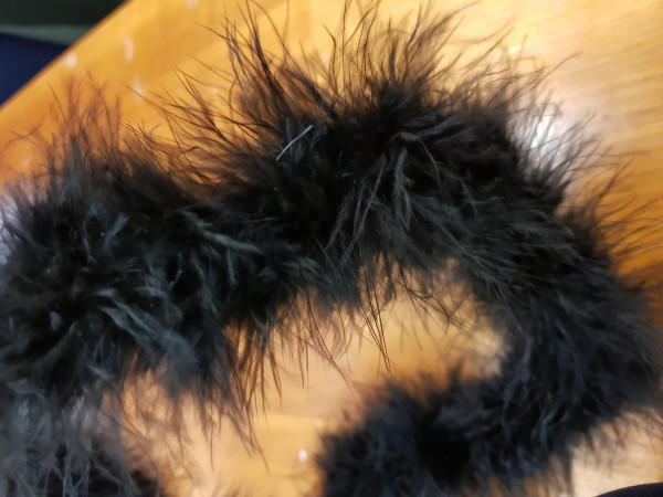 Marabu, marabou, perje v traku-črna